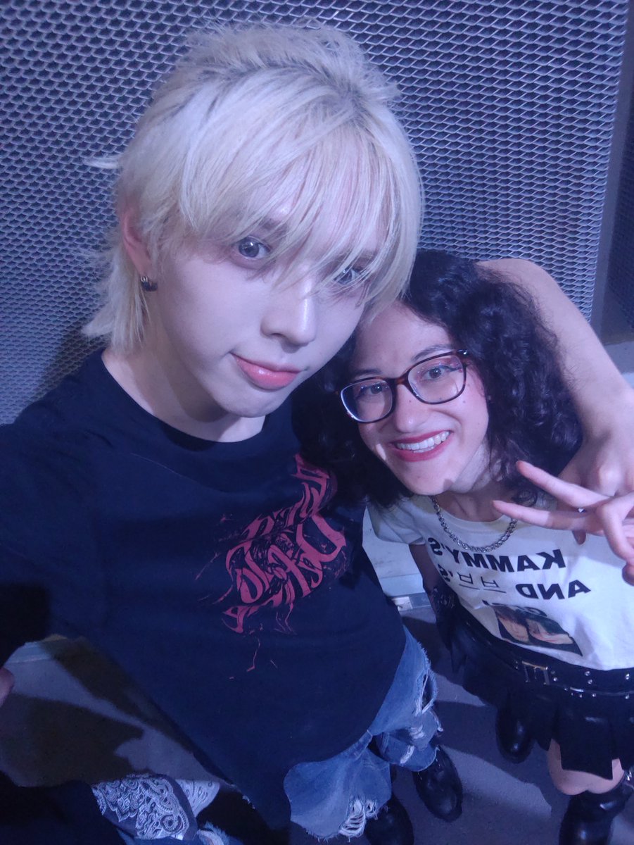 Alysunshine08's tweet photo. is time to stop gatekeping my selfie with Brian. Is time to post it 🥹
I don't exacly remember if I say something to him I was so nervous and my memory is not the best but I'm sure I just said hii Brian, and then staff showing him the pose and the. he was literally ready * https://t.co/BcA4uSkyEY