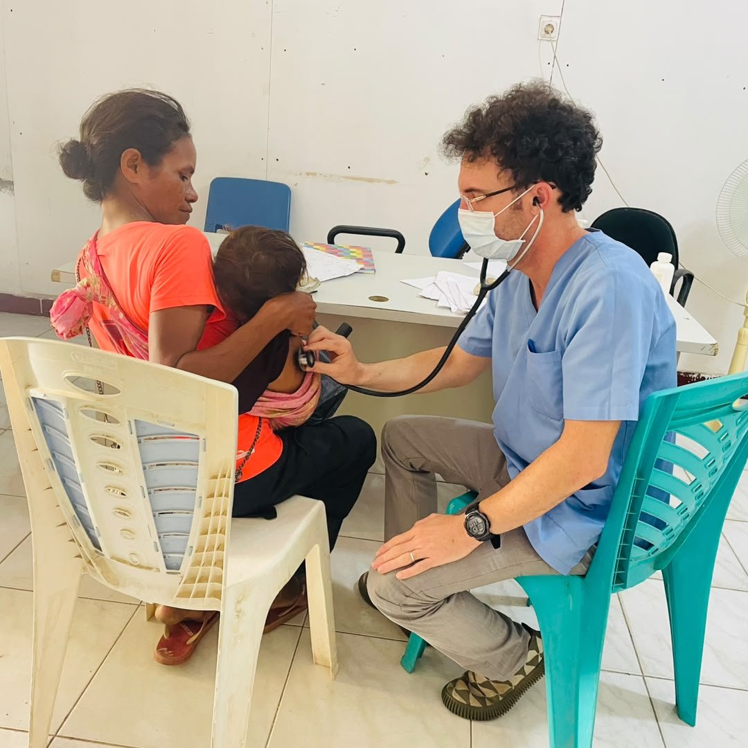 CubacooperaTLli's tweet photo. Dr. Irovys Vázquez, Esp en MGI de la #BMCTL🇨🇺🇹🇱 en el municipio #Liquiçá desempeña su labor con profesionalidad,reafirmando cada día su compromiso con la atención a la población.#CubaCoopera #CubaPorLaSalud https://t.co/AhQIGc2tLB