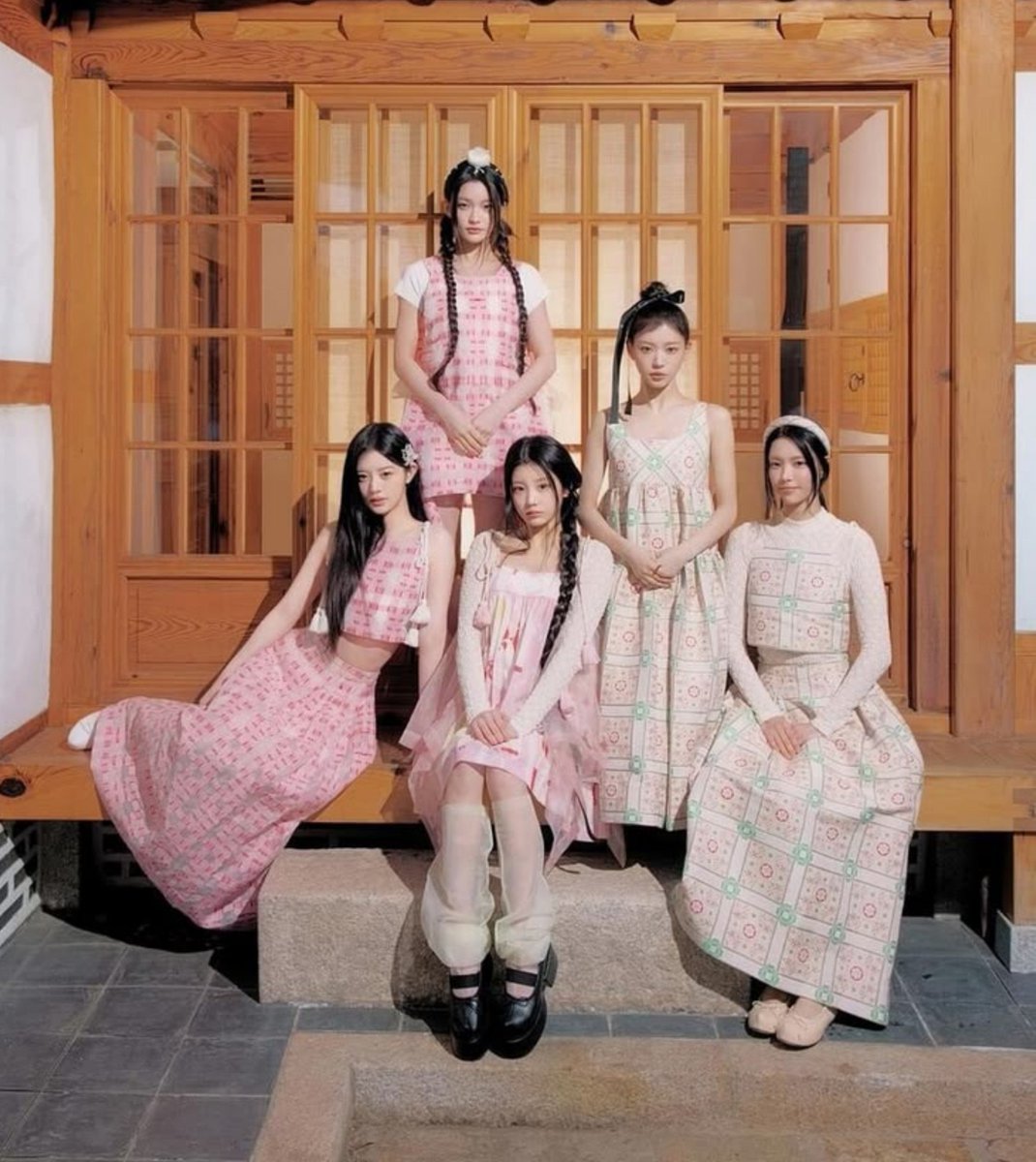 thebaseillit_'s tweet photo. ILLIT in Hanbok for Chuseok (2025). https://t.co/UD4mgmg9aN
