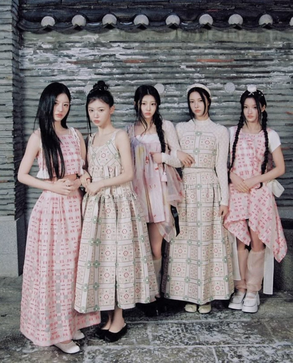 thebaseillit_'s tweet photo. ILLIT in Hanbok for Chuseok (2025). https://t.co/UD4mgmg9aN