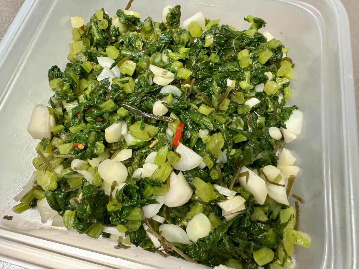 xiaohei34's tweet photo. 大根葉の漬物が上手にできた。
これに本枯れ節の粉か、ちりめんじゃこを加えると完成。

大根葉をサッと茹で、水分を絞って3％の塩で漬ける。
副材料は細切り昆布と唐辛子。
ポリ袋に入れて空気を抜き、重石をして常温放置。
発酵臭がしてきたら細かく刻んで、鰹節かちりめんじゃこを混ぜる。
醤油を少し加えてもいい。

こういう料理を貧乏臭いと思わない人が真に豊かなのだと僕は思うよ😊