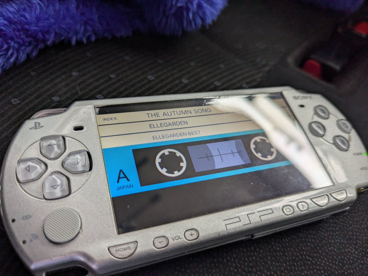 kazgame7's tweet photo. いまさらPSPで
PSPMANなるアプリ入れて
たいして良くもない音で
音楽を聴く
なんか良い♫
#PSPMAN #PSP #なんかいい https://t.co/eH3TYnaoSA