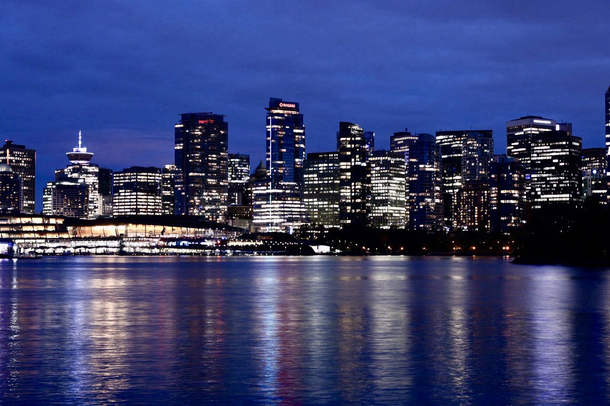 kohchan1958's tweet photo. バンクーバー🇨🇦滞在記9️⃣
滞在記の最後は、バンクーバーの夜景。
1枚目は #サンセットビーチ
2枚目は #スタンレーパーク から
3枚目は #ライオンゲートブリッジ
4枚目は #ガスタウン
ありがとうバンクーバー❣️
また来ます☘️
#Vancouver
#YVR
#canada
#バンクーバー
#夜景
#night_view https://t.co/NpRppljoU6