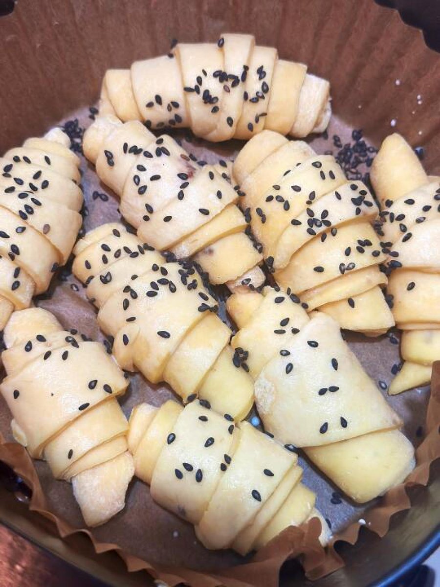 KelleeEashmvq's tweet photo. Just pulled the flakiest butter croissants from the oven—warm, buttery, and oozing with that perfect golden crisp!  Baking joy one pastry at a time. https://t.co/lkKUdLH9mJ