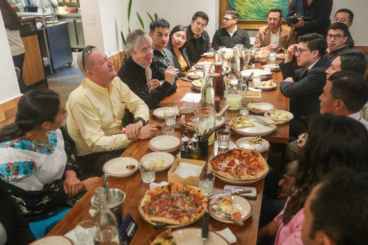 LassoGuillermo's tweet photo. Esta noche en Quito fue una experiencia inolvidable. Reunimos a los ganadores del Reconocimiento de Liderazgos Comunitarios de la Fundación Ecuador Crece Contigo y a los becarios Guillermo Lasso Mendoza de 2025 y 2026 para compartir una pizza y celebrar sus logros y sueños.

Estas dos iniciativas de mi oficina nacieron para aportar al Ecuador, abriendo oportunidades y brindando herramientas para transformar sus comunidades. Escuchar sus historias me llena de orgullo y me recuerda por qué hacemos este trabajo.