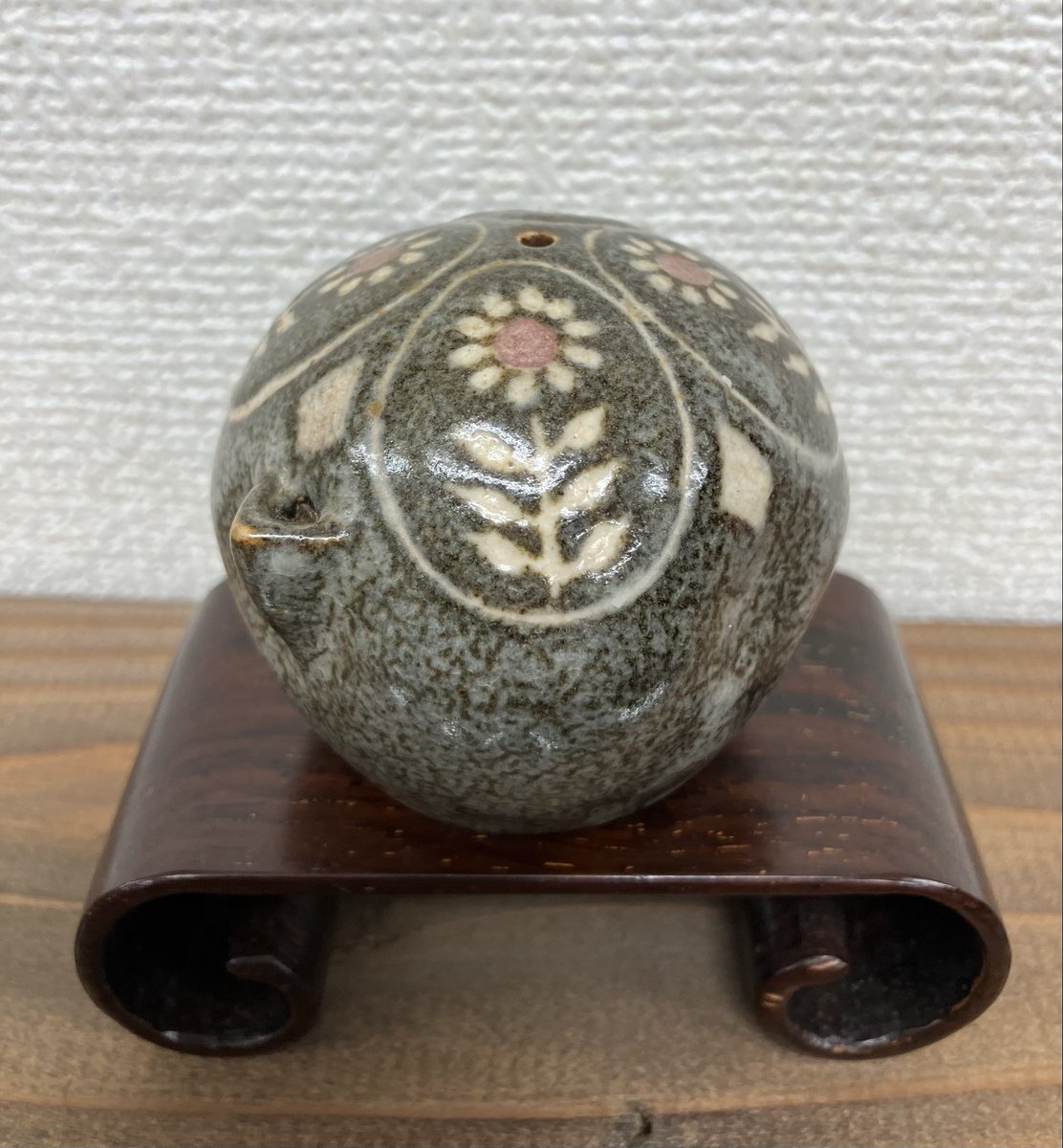 cD6JEmIrRtVg20t's tweet photo. お店で販売している水差しを載せました

穴が２つ空いているこのタイプは、水に沈めて水を入れ、一方の穴を指で開け閉めしながら使います

材や形・見た目も様々で、数多くの品を取り揃えております

#書道 #骨董品 #書道用品
#文房四宝 #文房清玩 https://t.co/Pm6gTleXQH