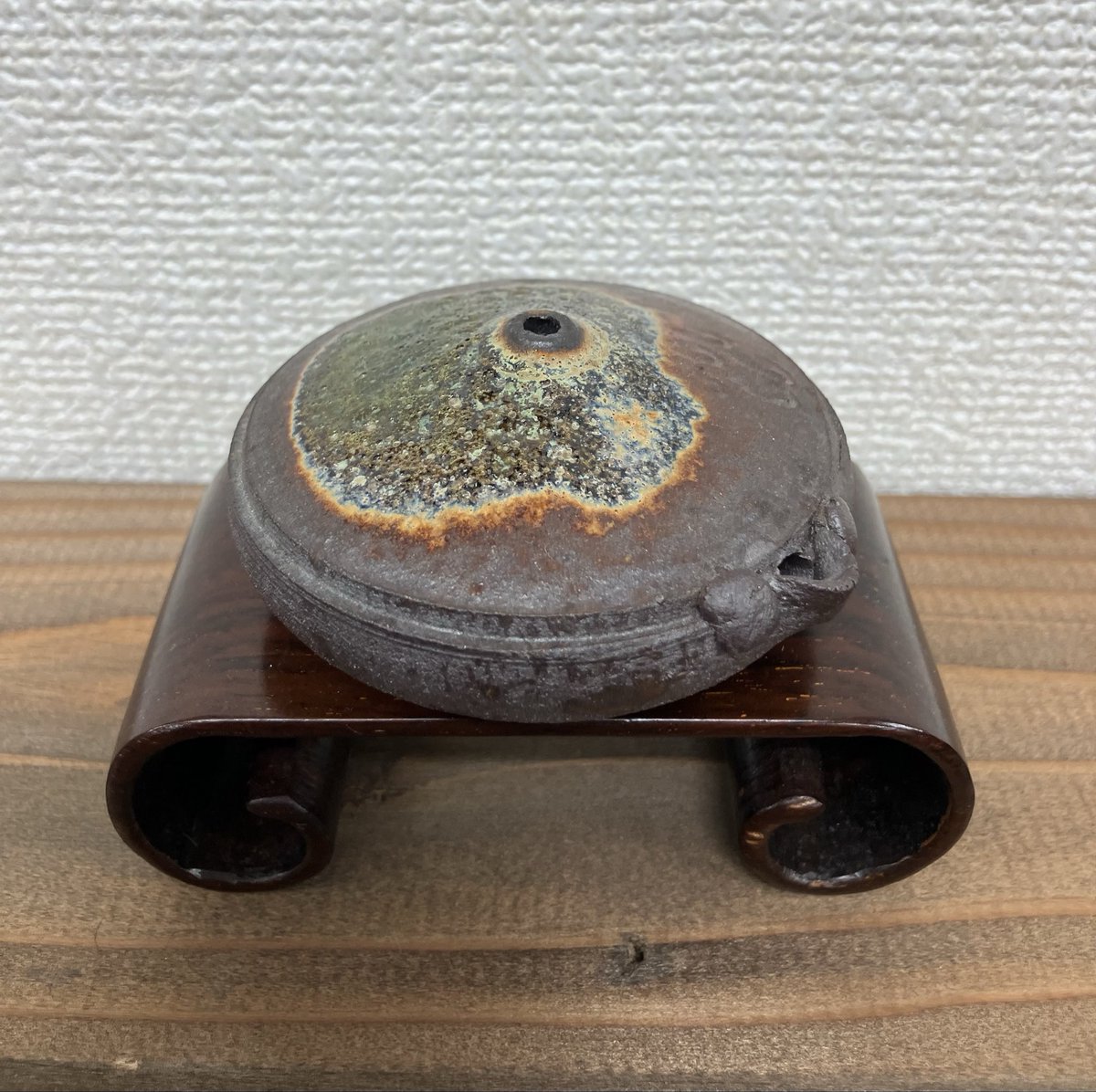cD6JEmIrRtVg20t's tweet photo. お店で販売している水差しを載せました

穴が２つ空いているこのタイプは、水に沈めて水を入れ、一方の穴を指で開け閉めしながら使います

材や形・見た目も様々で、数多くの品を取り揃えております

#書道 #骨董品 #書道用品
#文房四宝 #文房清玩 https://t.co/Pm6gTleXQH