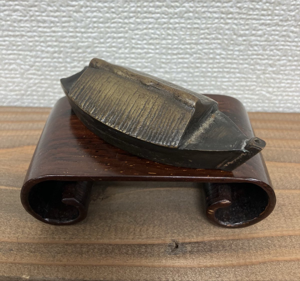 cD6JEmIrRtVg20t's tweet photo. お店で販売している水差しを載せました

穴が２つ空いているこのタイプは、水に沈めて水を入れ、一方の穴を指で開け閉めしながら使います

材や形・見た目も様々で、数多くの品を取り揃えております

#書道 #骨董品 #書道用品
#文房四宝 #文房清玩 https://t.co/Pm6gTleXQH