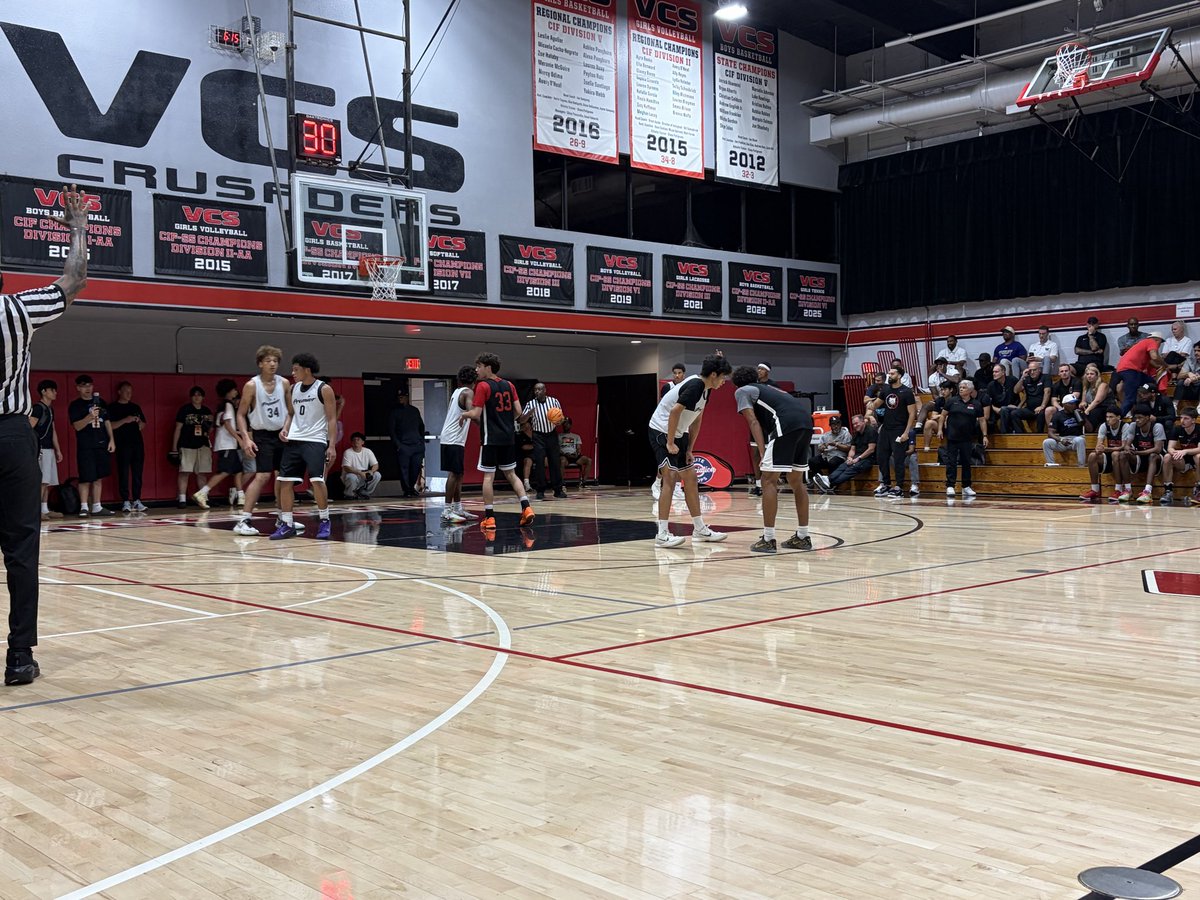 ebosshoops's tweet photo. ๐Sun Valley, Calif. Village Christian School. Day three of #HSFallInvite. Event has been packed with coaches and talent. https://t.co/PzTS6ujlOs