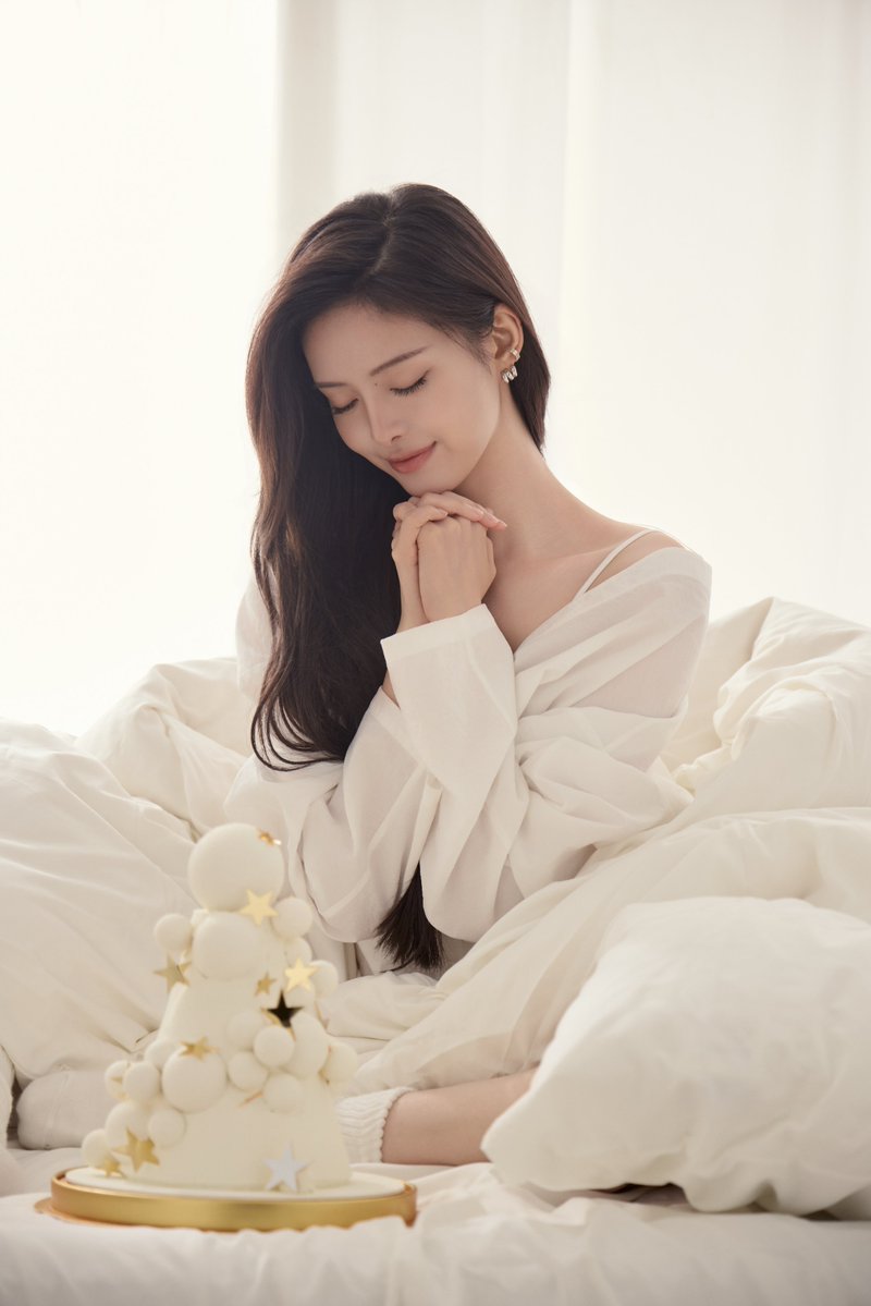 RED__SSS's tweet photo. #0926_HBD_ALYCE

Soft light streams into the room; pure white wraps her in tenderness.

The edge of the stage fades away, leaving the relaxed, at-ease her.

In every year to come, may she always keep the clarity and strength within her heart.

#RED #R_E_D #ALYCE
#HAPPYALYCEDAY https://t.co/T8sz1CZXVr