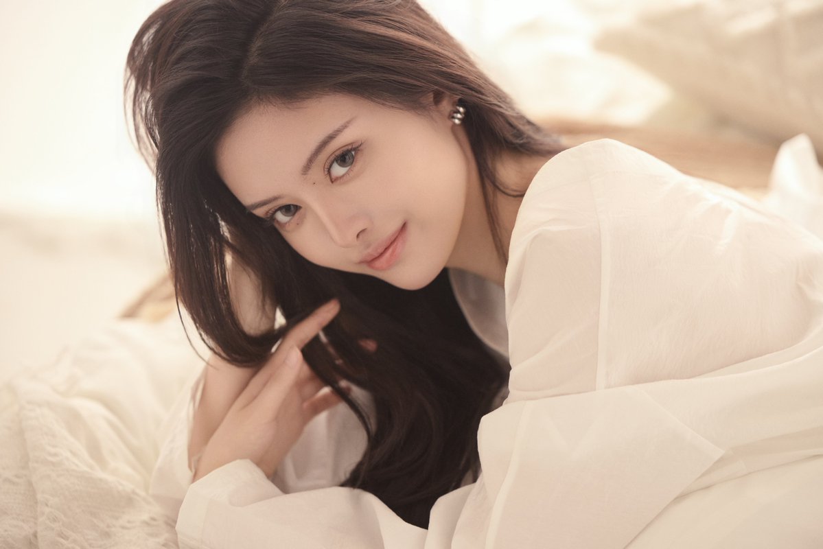 RED__SSS's tweet photo. #0926_HBD_ALYCE

Soft light streams into the room; pure white wraps her in tenderness.

The edge of the stage fades away, leaving the relaxed, at-ease her.

In every year to come, may she always keep the clarity and strength within her heart.

#RED #R_E_D #ALYCE
#HAPPYALYCEDAY https://t.co/T8sz1CZXVr
