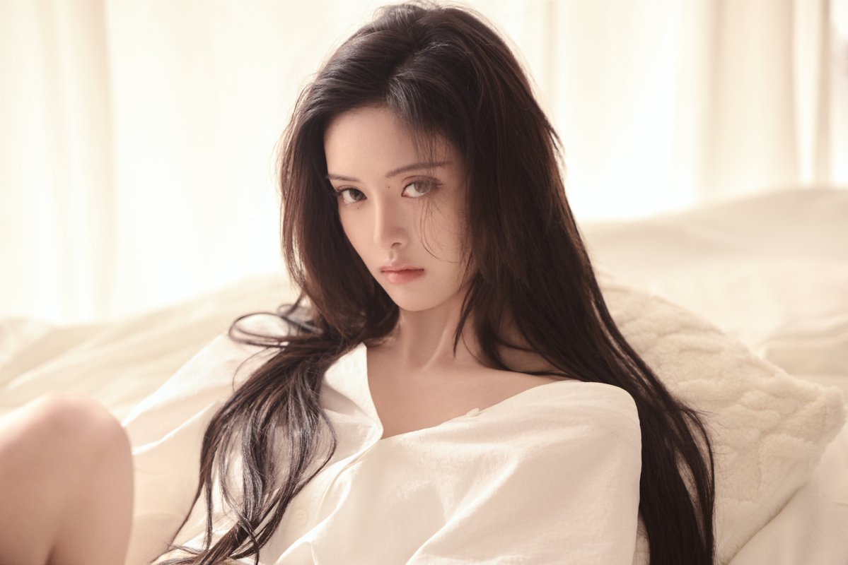 RED__SSS's tweet photo. #0926_HBD_ALYCE

Soft light streams into the room; pure white wraps her in tenderness.

The edge of the stage fades away, leaving the relaxed, at-ease her.

In every year to come, may she always keep the clarity and strength within her heart.

#RED #R_E_D #ALYCE
#HAPPYALYCEDAY https://t.co/T8sz1CZXVr