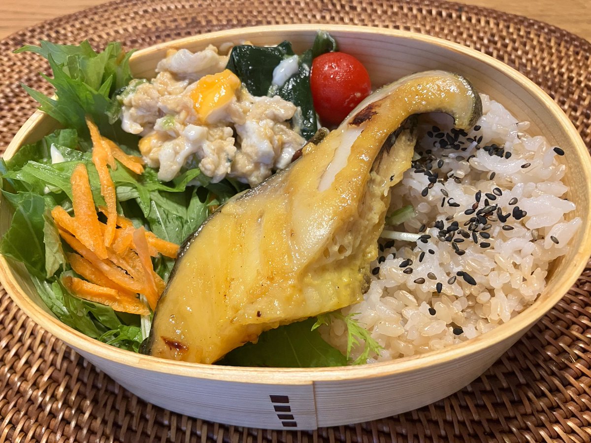 pinkf78's tweet photo. お弁当は美味しいヘルシーをモットーに♡

おはようございます☀

今夜は中秋の名月🎑🦦✨

玄米飯
銀むつ西京焼き
ほうれん草と卵炒め
水菜サラダ

昨夜観た舞台
空襲で檻が壊れて動物が逃げ出すことを防ぐため1943年（昭和18年）8月に「戦時猛獣処分」男性飼育員には赤紙…という切なく悲しい物語🥹 https://t.co/mqrMNkUHFU