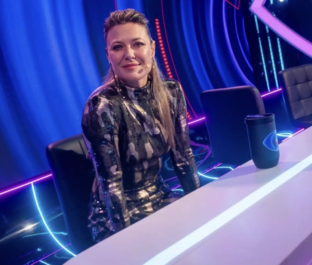 eltonisoprano's tweet photo. quién le debía un favor a esta ciara o cómo es que llegó a estar de panelista? no te arma dos oraciones sin decir "tipo" y no sabe el
nombre de ningún participante #GranHermano #granhermanouruguay https://t.co/tiqByV4abu