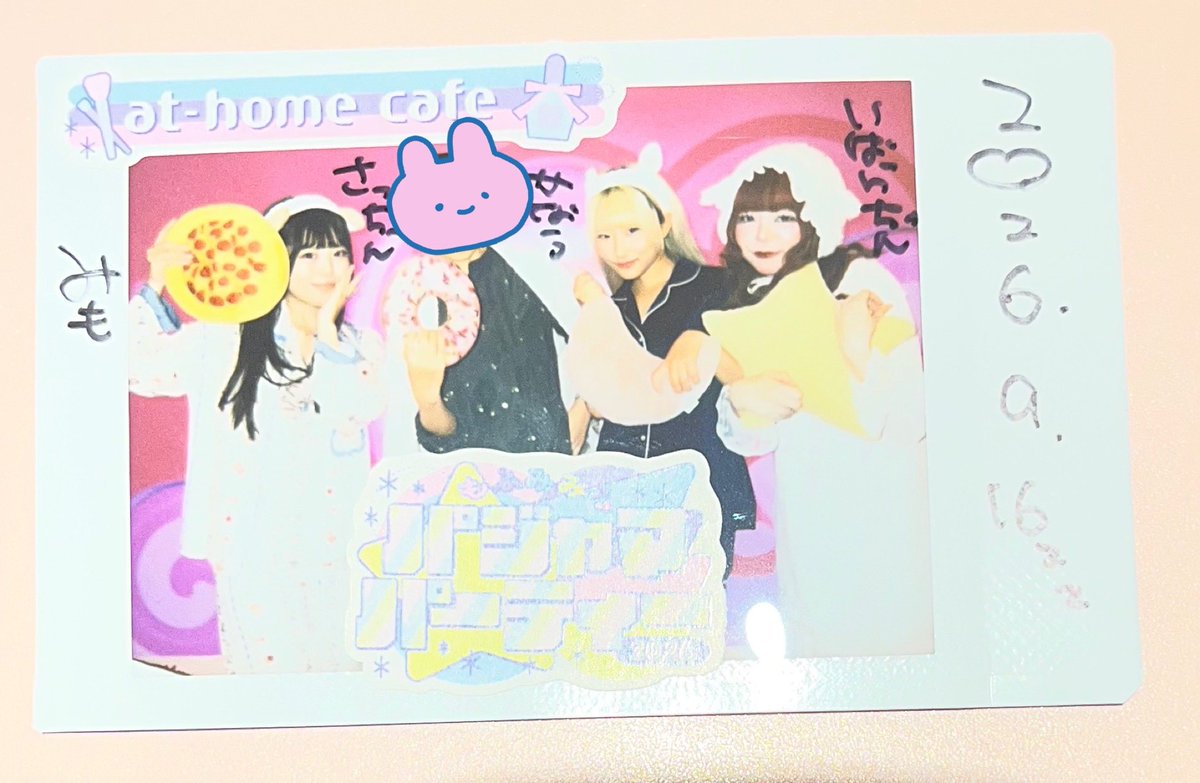 saatim1206's tweet photo. パジャマパーティー1周目！！
かなうちゃんといばらちゃんがいて、みんなで撮ったよ📸 変わらず今回もカメラ技術やばすぎて白くなっちゃったけど、お屋敷も眠くなる音楽流れてて、寝そうになってた、という言い訳で笑 ALT😪💭 https://t.co/mhqoB8rZ4C