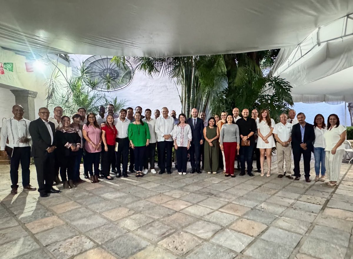 margarita_gs's tweet photo. Sostuve una nueva reunión con mi gabinete para dar seguimiento a los asuntos y proyectos de nuestro Gobierno y definir las acciones a seguir.

La coordinación y el trabajo conjunto nos permiten avanzar en las responsabilidades que tenemos con Morelos.

#LaTierraQueNosUne https://t.co/NyEsx2fk4i