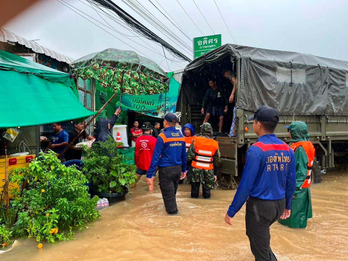army2pr's tweet photo. กองทัพภาคที่ 2 โดย หน่วย พัน.ร.22 (ร.23 พัน. 1) จัดกำลังพลจิตอาสาเร่งลงพื้นที่ช่วยเหลือประชาชนที่ได้รับผลกระทบจากเหตุพายุฝนตกหนักและน้ำท่วมฉับพลัน ในพื้นที่อำเภอพนมดงรัก จังหวัดสุรินทร์ สามารถเปิดเส้นทางสัญจรและบรรเทาความเดือดร้อนให้ชาวบ้านได้อย่างทันท่วงที
#กองทัพภาคที่2 https://t.co/oFqEO63ZRc