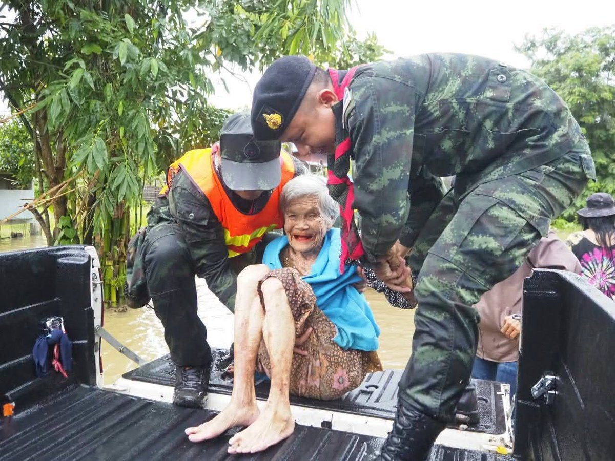 army2pr's tweet photo. กองทัพภาคที่ 2 โดย หน่วย พัน.ร.22 (ร.23 พัน. 1) จัดกำลังพลจิตอาสาเร่งลงพื้นที่ช่วยเหลือประชาชนที่ได้รับผลกระทบจากเหตุพายุฝนตกหนักและน้ำท่วมฉับพลัน ในพื้นที่อำเภอพนมดงรัก จังหวัดสุรินทร์ สามารถเปิดเส้นทางสัญจรและบรรเทาความเดือดร้อนให้ชาวบ้านได้อย่างทันท่วงที
#กองทัพภาคที่2 https://t.co/oFqEO63ZRc