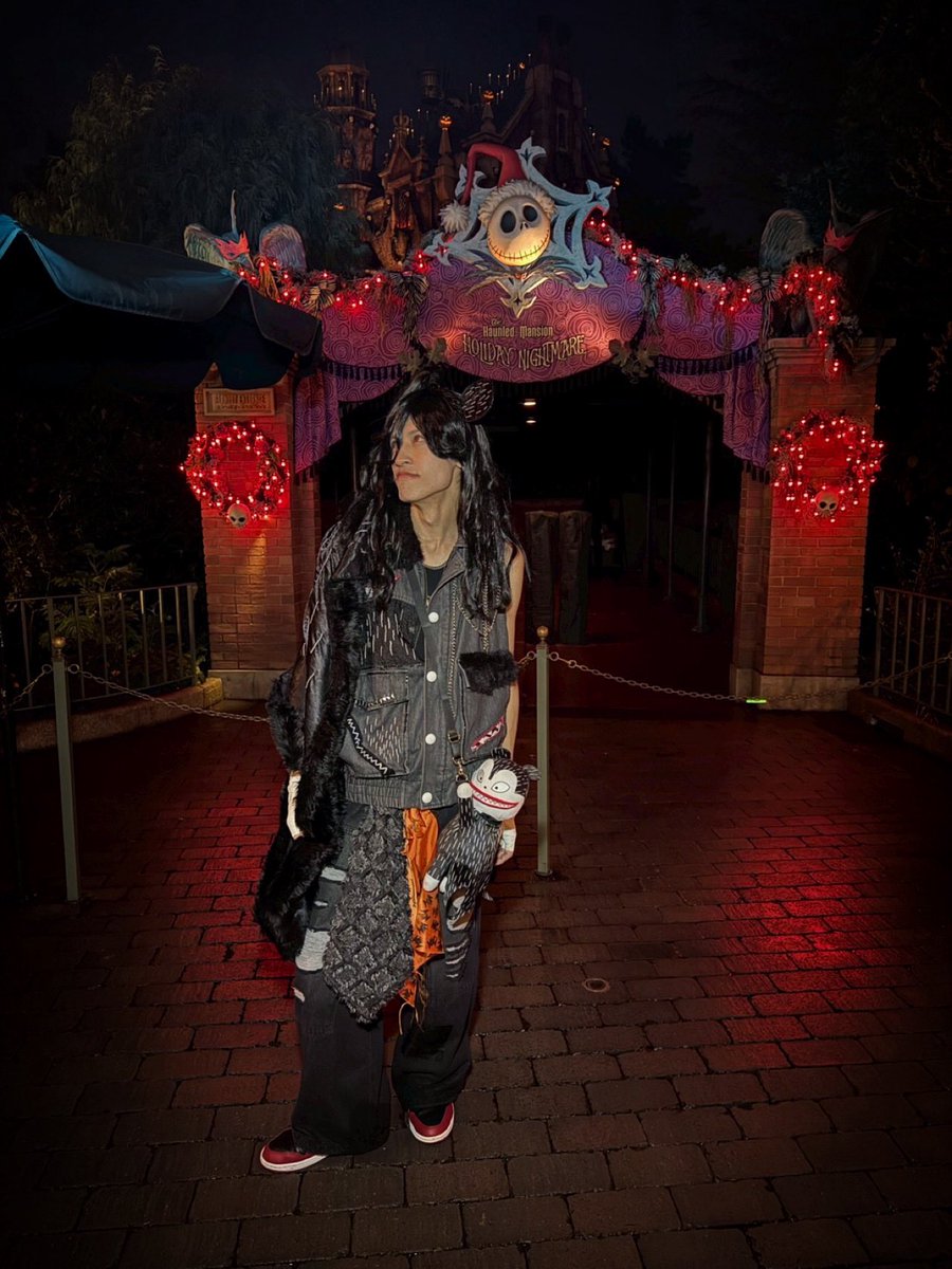 Daichan_avoavo's tweet photo. 🎄Disney Halloween 2026🎃
Look forward to this year's nightmares.
2023 Giant Snake
2024 Giant Snake 2024 ver.
2025 Vampire Teddy
2026 ???
#Dハロ
#Dハロ2026
#Dハロ仮装
#Dハロ仮装2026
#Daidiary https://t.co/Ji2Z6cnQBf