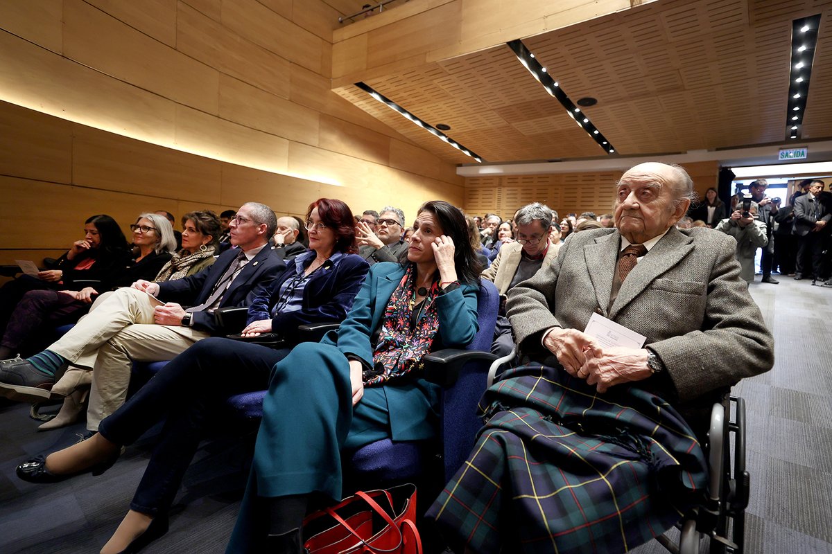 uchile's tweet photo. Profesor Gabriel Hernández asumió como decano de la Facultad @derechouchile por el periodo 2026-2030 https://t.co/e4BXf3OMS5 https://t.co/nruTD7lPbQ