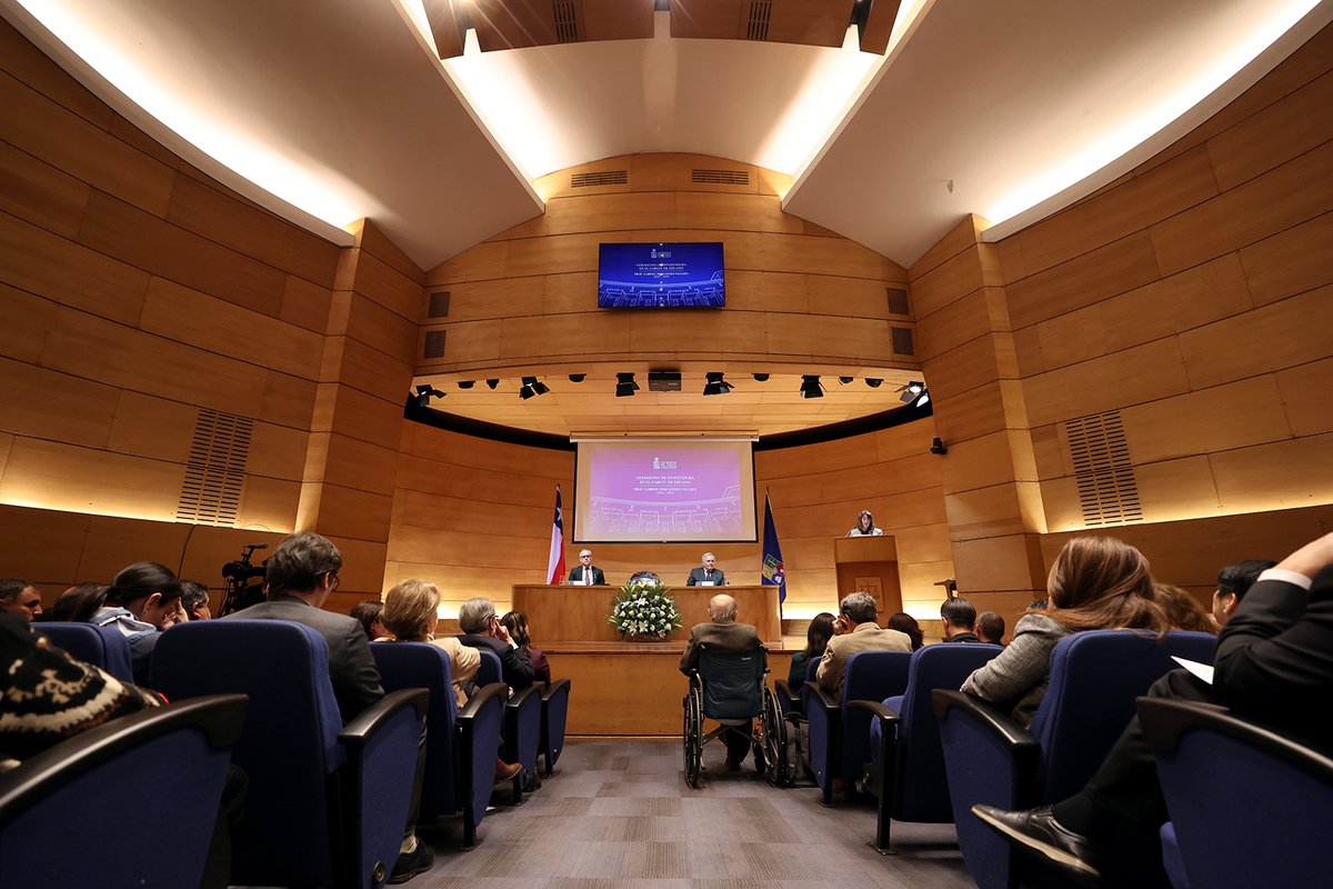 uchile's tweet photo. Profesor Gabriel Hernández asumió como decano de la Facultad @derechouchile por el periodo 2026-2030 https://t.co/e4BXf3OMS5 https://t.co/nruTD7lPbQ