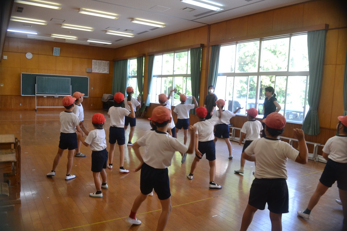 nishimata_esc's tweet photo. 運動会全体練習の１回目がありました。競技種目の説明とラジオ体操の動きや赤組・白組のそれぞれの歌の確認が主でした。後半は赤・白別れて応援練習をしました。運動会に向けていいスタートがきれました。。 https://t.co/mS3uuTkmRt