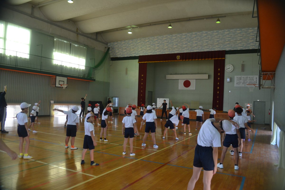 nishimata_esc's tweet photo. 運動会全体練習の１回目がありました。競技種目の説明とラジオ体操の動きや赤組・白組のそれぞれの歌の確認が主でした。後半は赤・白別れて応援練習をしました。運動会に向けていいスタートがきれました。。 https://t.co/mS3uuTkmRt