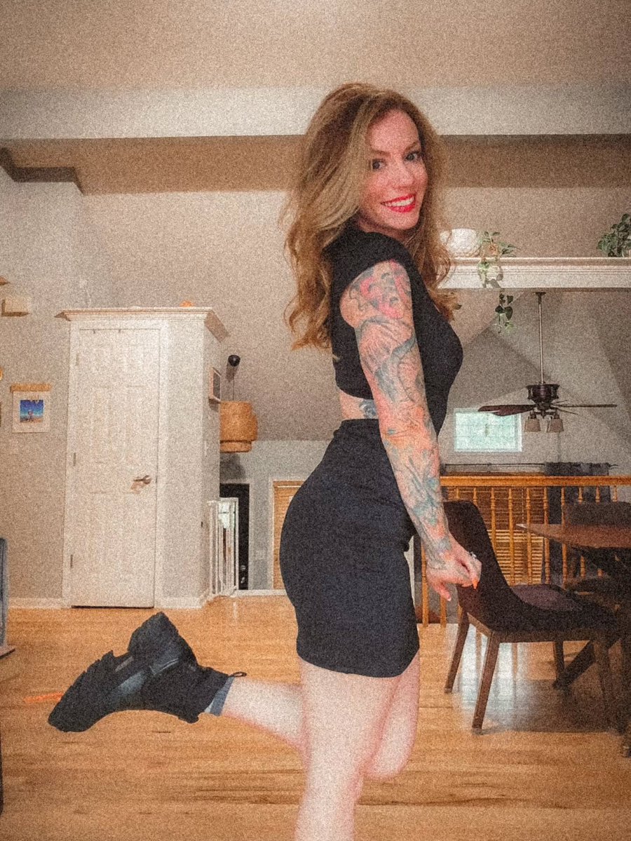avajohnsonc56b6's tweet photo. I wore combat boots to the gynecologist. If you grew up in the ’90s heroin-chic era, you know why that matters. We wore the lightest clothes, booked morning appointments, and joked about the scale. It’s intimidating and can ruin your confidence. https://t.co/a686E1LE6i