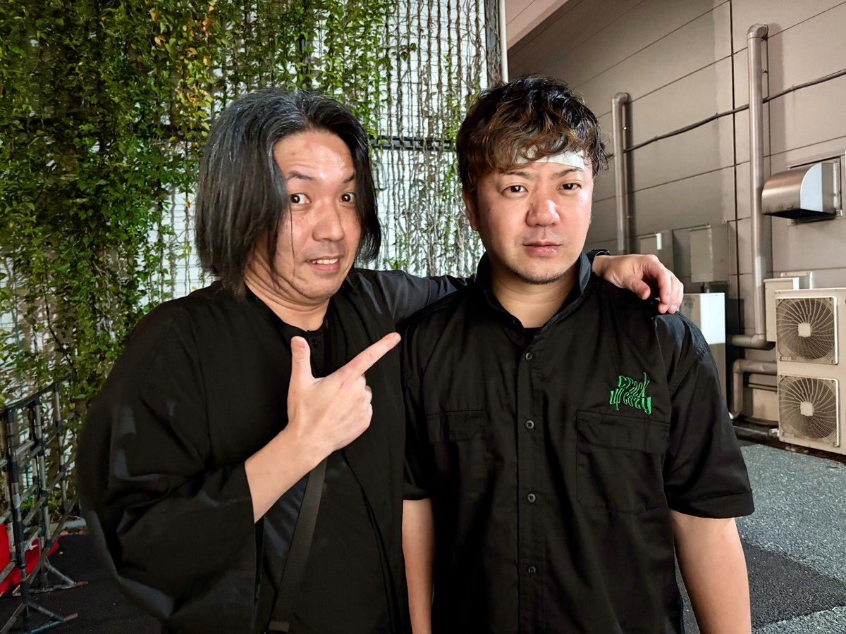 grandeybass_tyo's tweet photo. 昨日は「DEEPEST RESPELT」へ🥊💨

前から仲良しながらやっとライブ見れた #神はサイコロを振らない、我らが #ELLEGARDEN、チャンピオン武尊さん（歌上手くてびっくり💦）と、異色ながらもリスペクトに満ちた最高なイベントでした✨

若干アウェイながらも、無理に盛り上げでもなく、歌と表現力に重きを置いた自分たちの表現を貫いた神サイ、素晴らしかったです。

そしてELLEGARDEN。25年くらい見てきた中で、私にとって（誇張なく）一番いいライブでした。まだまだ更新するのかよ。最高すぎる🔥
（本人たちは「そう？良かったよね」とサラッとしてるのはいつも通り）。

海外でのチャリティ（学校設立！💦）を進める武尊さん含め、「一切手を抜かず全力で」を改めて感じさせてくれる、心から奮い立たされる素晴らしいライブでした。

↓ライブ後捕獲した野生の高田メタル📷