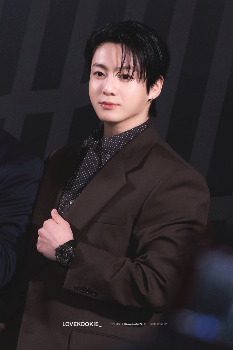 _forjeon's tweet photo. Jungkook looks incredibly elegant - the brown suit, the Hublot watch, his confident presence, and that charming smile. You did an amazing job. I hope our boy can get some good rest now. 🥹✨

JUNGKOOK FOR HUBLOT
#JUNGKOOKxHUBLOT
#JUNGKOOK #정국 https://t.co/UhTHB0QqOV