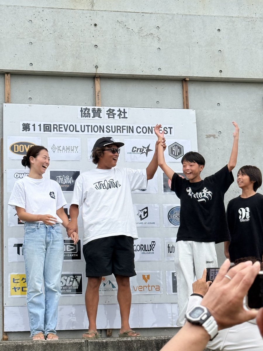 TAKADA_Jun1's tweet photo. 2年ぶりに開催された第11回レボリューションカップ🏄‍♂️には約45人が参加！9月20日は好天に恵まれ、浜田市の国府海水浴場は笑顔と歓声に包まれました👏ウエットスーツ割引券をかけたジャンケン大会も大盛況。最後は互いの健闘をたたえ合う閉会式となりました🏆✨
#サーフィン #国府海水浴場 https://t.co/FfKtFZWdMU
