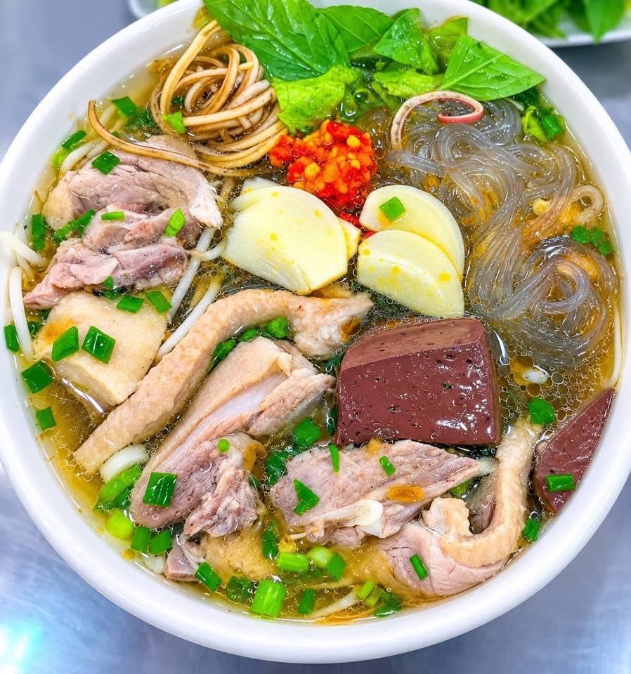 Hanhsino92's tweet photo. Chào ngày mới mọi người
Sáng nay mọi người ăn gì nào
E làm nhẹ tô Miếng vịt và bắt đầu ngày mới thôi
Chúc mọi người ngày mới tràn đầy năng lượng nhé😊 https://t.co/Nj1JciJRtt