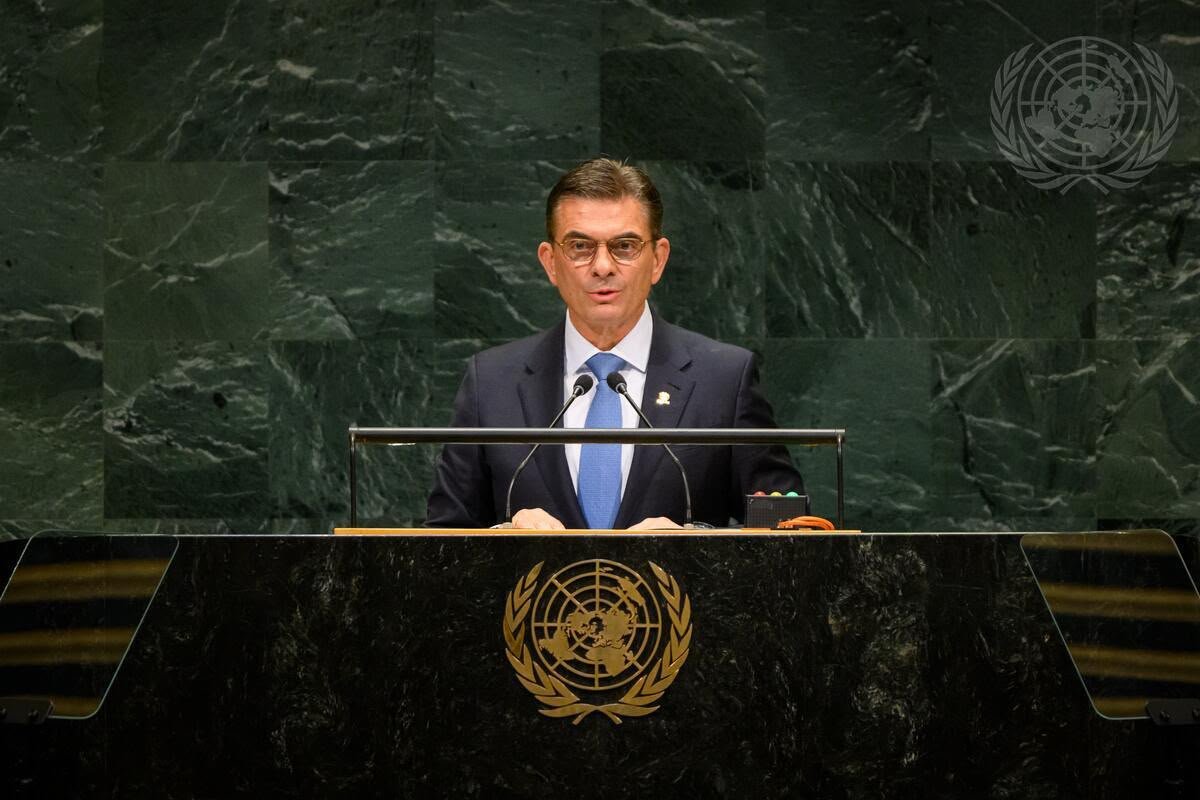 Rodrigo_PazP's tweet photo. En la 81 Asamblea General de @ONU_es hablé en nombre de un pueblo🇧🇴 que nunca perdió la esperanza. Recibimos un país con apenas $51 millones en reservas y hoy las estamos reconstruyendo. Nuestra meta es llegar a cerca de $4.000 millones a fin de año y a unos $10.000 millones en el próximo año y medio, mientras reformamos las instituciones y recuperamos la confianza dentro y fuera del país. 
Buscamos socios de largo plazo que traigan inversión, tecnología y valor agregado, para que nuestros jóvenes sean protagonistas de las nuevas industrias. En ese contexto, pido a los organismos internacionales que actúen con urgencia, porque el crimen organizado consigue recursos más rápido que una democracia en crisis. Por otro lado, debemos plantear una nueva agenda para la humanidad en torno a la energía, los minerales críticos, la industrialización, el agua, la biodiversidad, la educación, la ciencia y la tecnología. Bolivia siempre se levanta, siempre sale adelante y la Patria siempre produce.