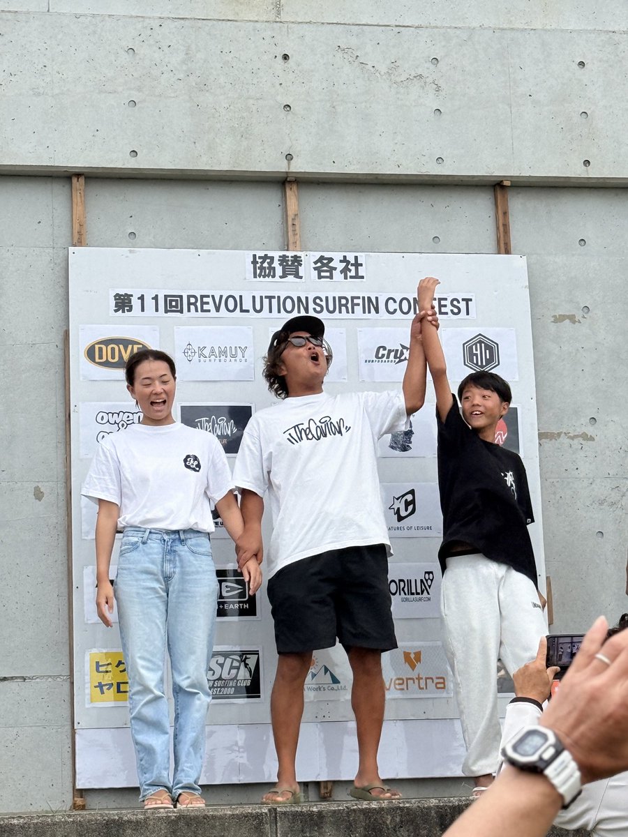 TAKADA_Jun1's tweet photo. 2年ぶりに開催された第11回レボリューションカップ🏄‍♂️には約45人が参加！9月20日は好天に恵まれ、浜田市の国府海水浴場は笑顔と歓声に包まれました👏ウエットスーツ割引券をかけたジャンケン大会も大盛況。最後は互いの健闘をたたえ合う閉会式となりました🏆✨
#サーフィン #国府海水浴場 https://t.co/FfKtFZWdMU