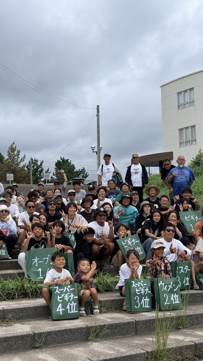 TAKADA_Jun1's tweet photo. 2年ぶりに開催された第11回レボリューションカップ🏄‍♂️には約45人が参加！9月20日は好天に恵まれ、浜田市の国府海水浴場は笑顔と歓声に包まれました👏ウエットスーツ割引券をかけたジャンケン大会も大盛況。最後は互いの健闘をたたえ合う閉会式となりました🏆✨
#サーフィン #国府海水浴場 https://t.co/FfKtFZWdMU