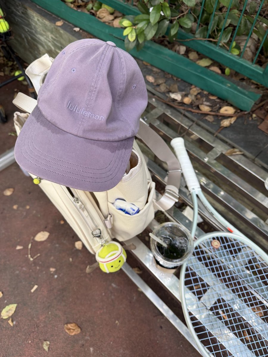 DougBro47387426's tweet photo. 낙엽과 커피, 그리고 테니스까지 더해지니 정말 완벽한 아침인 것 같아요. https://t.co/6wII8LzerJ
