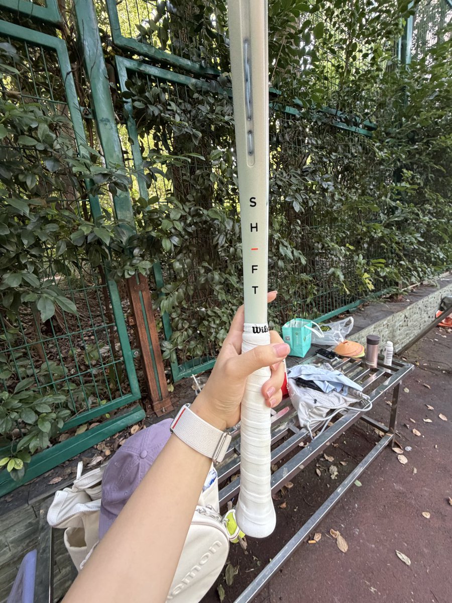 DougBro47387426's tweet photo. 낙엽과 커피, 그리고 테니스까지 더해지니 정말 완벽한 아침인 것 같아요. https://t.co/6wII8LzerJ