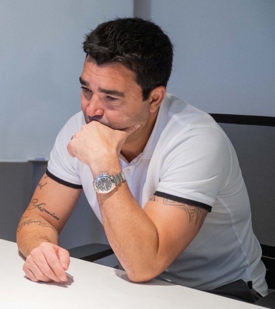 FabrizioRomano's tweet photo. 🚨 Barça director Deco explains the reality around Lautaro Martínez deal.

“Lautaro is a symbol of Inter, and we have tremendous respect for that. For me, he's a fantastic, exceptional player”.

"He's an icon, a legend of Inter, and even today, he's their captain. Out of respect for the player and the club, when Inter let us know they weren't willing to negotiate, we stopped pushing and didn't discuss it further."

"We always try to do things the right way and transparently. It's normal for the press to speculate, that's part of the job. But between clubs, it's important to be very clear on these kinds of matters."

"It's true that at one point, among the strikers we were evaluating and considering capable of playing for Barça, Lautaro was one of the players we were following."

"But when our president spoke with Inter's leadership and they clearly told him the player wasn't for sale, we respected their decision and didn't bring it up again."

"We never had the slightest contact with Lautaro, nor with his agent. That said, it's also true that he's a player we admired greatly, and still admire today. Personally, I'm a big fan of Lautaro."
