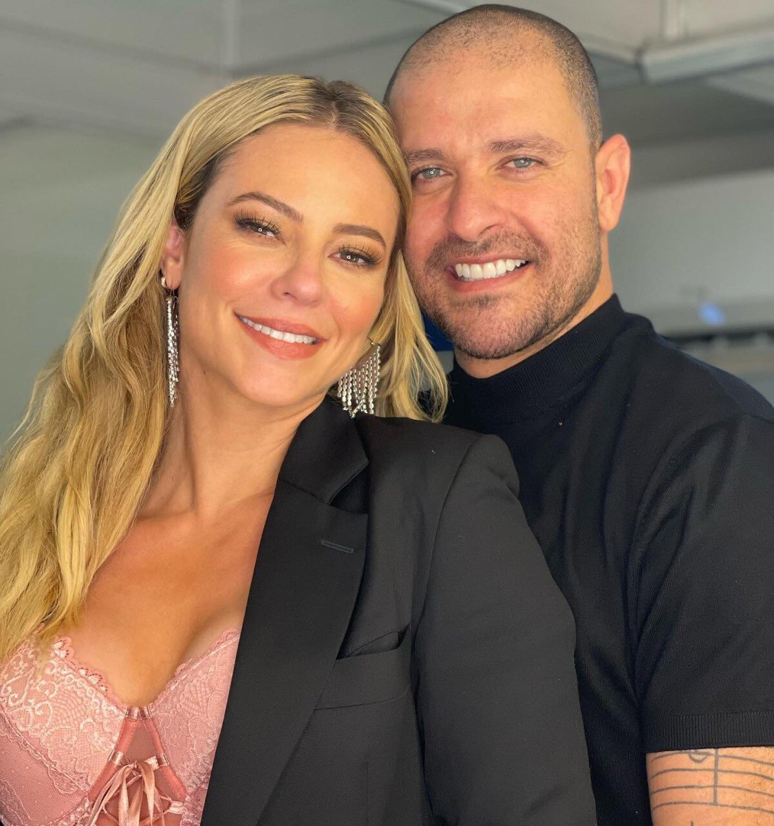 NP__Oficial's tweet photo. 🚨 FAMOSOS l Diogo Nogueira revelou no programa "Sem Censura" que, no início do relacionamento com Paolla Oliveira, quis saber se ela havia votado em Jair Bolsonaro.

Segundo o cantor, quando o nome do ex-presidente surgiu na conversa, Paolla respondeu:

“Eu odeio esse cara”. Diogo, então, reagiu: “Graças a Deus!”