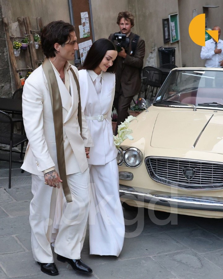 deuxmoifake's tweet photo. Thursday. Let's gossip 💋 
Dove Cameron and Damiano David are officially married! 
The 30-year-old Disney Channel alum and the Måneskin frontman tied the knot Thursday in Montalcino, Italy, surrounded by family and friends. 
📷-Backgrid https://t.co/SwvLl0DlpZ
