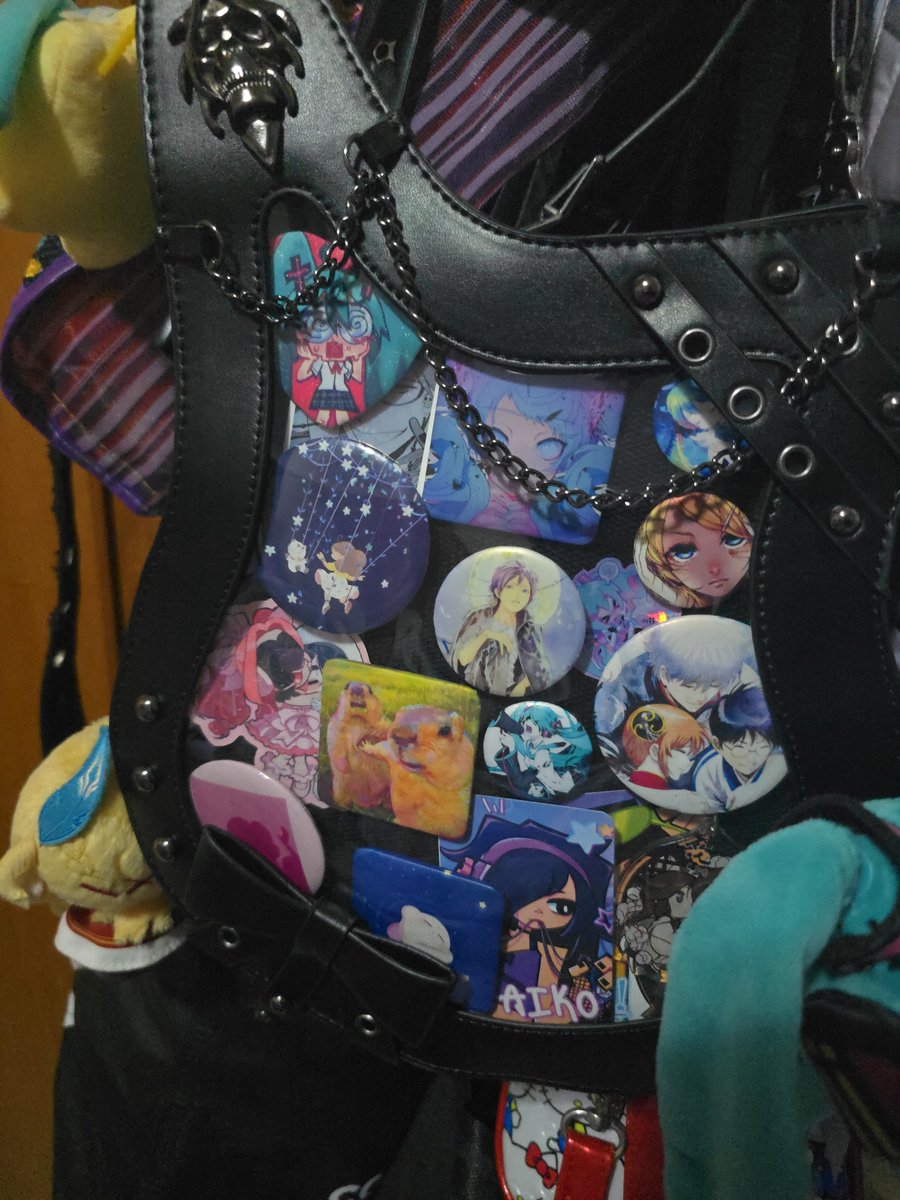 vanilemixis's tweet photo. @0Memeboi It's just that since the shape is funky, the length and width are different from the ones listed. As in, the bag part is smaller than the total length of the bag. But it's just too cute🤧🤧 i'll make it work for my needs. There are some cheap ones on Amazon that arrive p fast! https://t.co/2UztD4cOKD