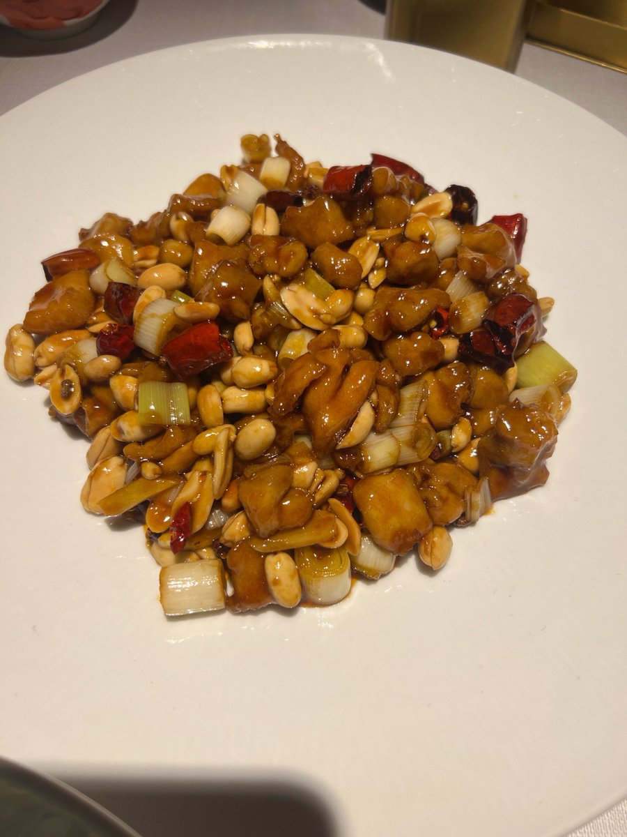 P_8180's tweet photo. [A quirky star chef shows off his fancy cooking while chatting and bragging—so fun!]， https://t.co/Zxxh3zOtW4