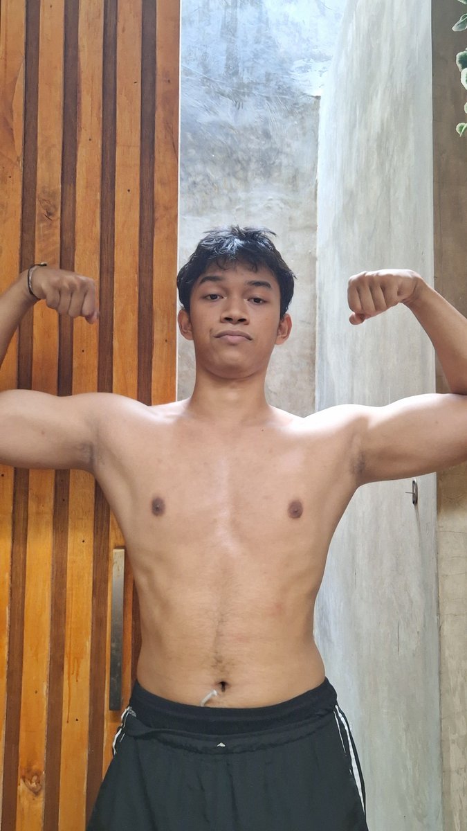 Ghaniar22's tweet photo. Udah 3 bulan gk gym, bb sekatang 66 dan cungkring, tunggu gw kerja https://t.co/RItNlJzish