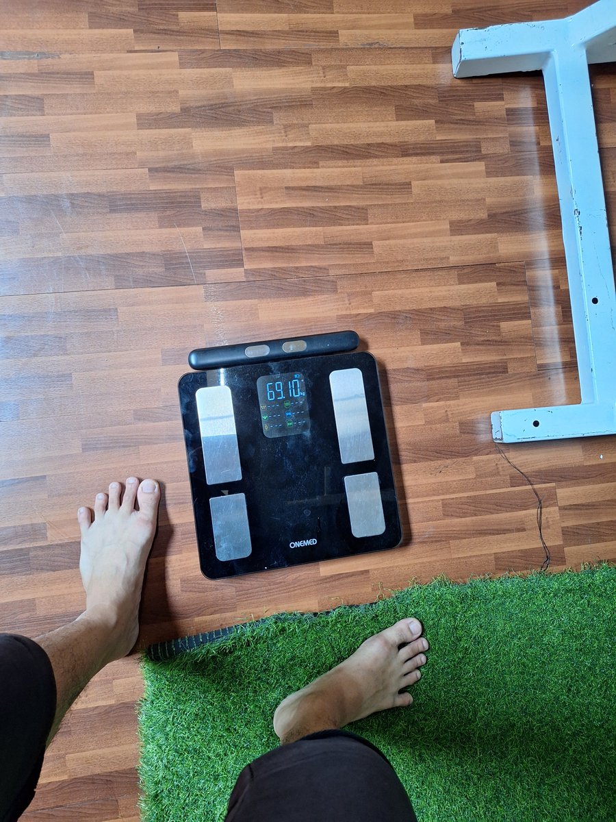 Ghaniar22's tweet photo. Udah 3 bulan gk gym, bb sekatang 66 dan cungkring, tunggu gw kerja https://t.co/RItNlJzish