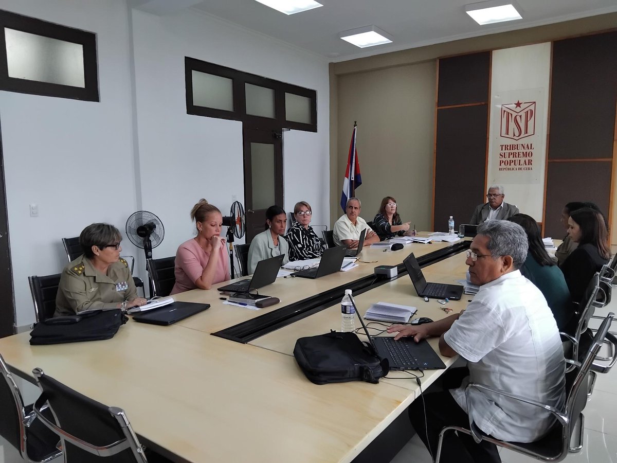Oscar_CubaTSP's tweet photo. Hoy en el Consejo de Gobierno del @TSupremoCU el análisis de temas trascendentes para mejoras del servicio judicial, entre otros: Transformación Digital; Instrucciones sobre consulta de @ONBC_CUBA y para las sentencias de lectura fácil; funcionamiento del @TPPVillaClara   🇨🇺 https://t.co/HQ9OSNYI5L