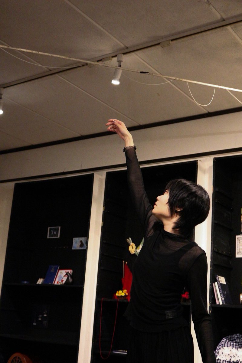 madogeki's tweet photo. #まど劇 一人芝居企画〈部屋〉

ダンス作品『am（あむ）』の戯曲をnoteにて無料公開しています！📖

https://t.co/nKUS2xHh0z

観劇前に読むもよし、観劇後に「あれは何だったんだ？」と確かめるもよし。

戯曲の文章がダンス作品としてどう立ち上がるか、ぜひお楽しみください🧶🩰 https://t.co/ruaBprXasb