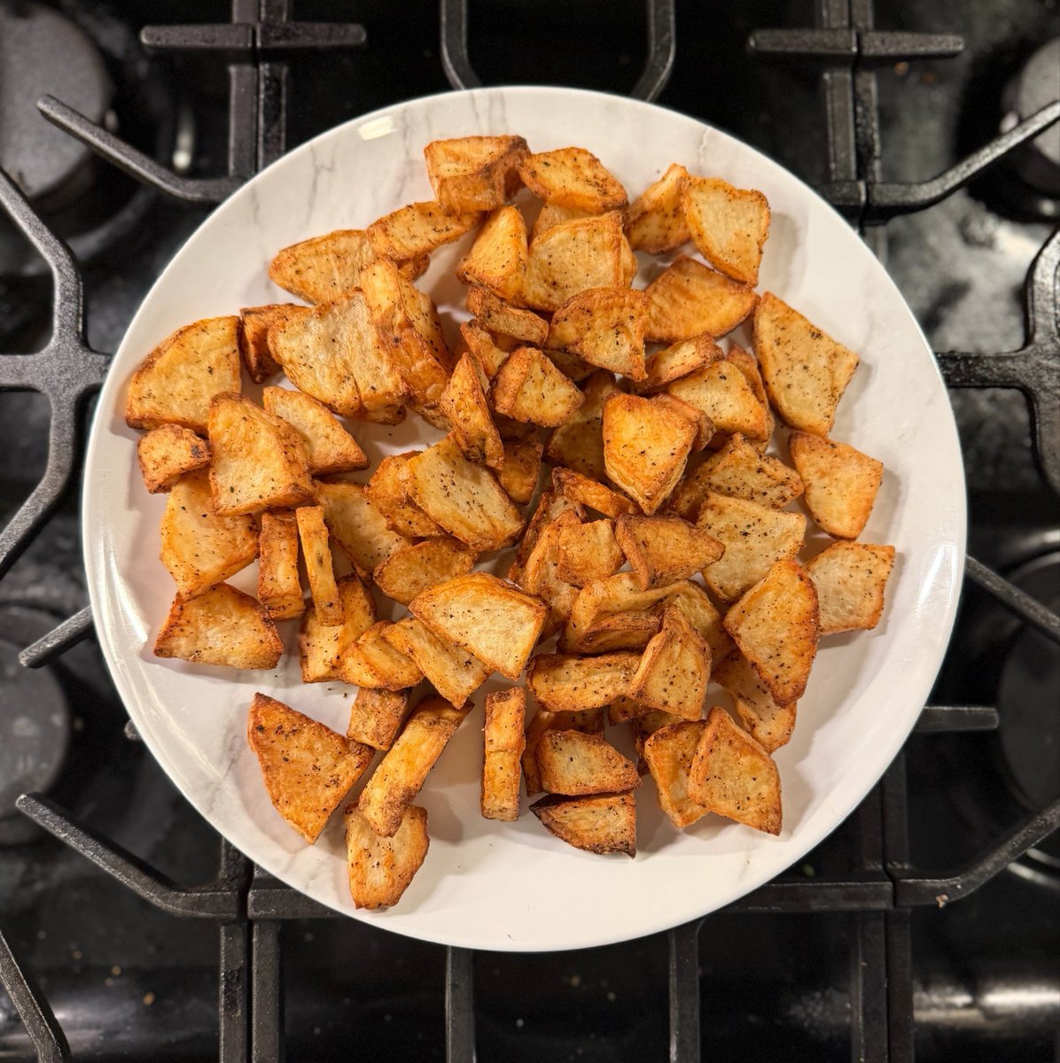 DeanTTraining's tweet photo. You’re going to want to bookmark this one for your next MEAL PREP….

The BEST Air Fried Potatoes you’ve ever had in your life:

(Full Preparation Guide)

Ingredients
• ~450g Potatoes, cut into evenly sized chunks
• Avocado oil spray
• Salt
• Black pepper

Equipment Needed
• Air fryer
• Cutting board
• Knife
• Large bowl

Instructions
1. Preheat your air fryer to 400°F.
1. Wash and cut your potatoes into evenly sized chunks (I like to do them nice and thin now)
3. Add the potatoes to a large bowl. Spray lightly with avocado oil and season with salt and black pepper. Toss thoroughly to evenly coat all pieces.
4. Place the potatoes in the air fryer basket in a single layer (do not overcrowd).
5. Air fry at 400°F for 20 minutes total.
6. Shake the basket or flip the potatoes halfway through (around the 10-minute mark) to ensure even browning.
7. Remove once golden brown and crispy on the outside, soft on the inside.

NOTE: Cooking time may vary depending on potato size, air fryer model, and how crowded the basket is. Check for doneness and adjust time as needed.