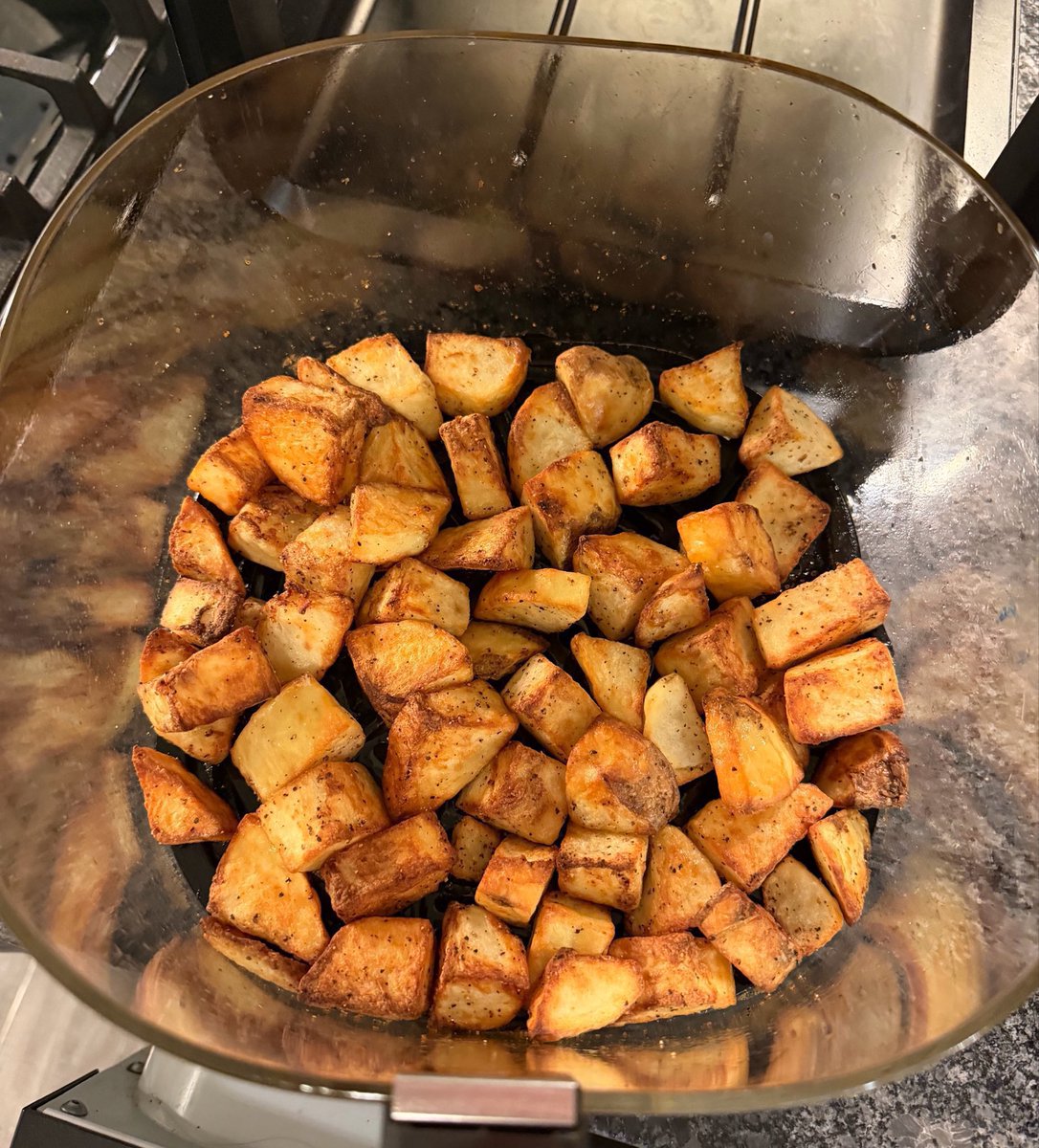 DeanTTraining's tweet photo. You’re going to want to bookmark this one for your next MEAL PREP….

The BEST Air Fried Potatoes you’ve ever had in your life:

(Full Preparation Guide)

Ingredients
• ~450g Potatoes, cut into evenly sized chunks
• Avocado oil spray
• Salt
• Black pepper

Equipment Needed
• Air fryer
• Cutting board
• Knife
• Large bowl

Instructions
1. Preheat your air fryer to 400°F.
1. Wash and cut your potatoes into evenly sized chunks (I like to do them nice and thin now)
3. Add the potatoes to a large bowl. Spray lightly with avocado oil and season with salt and black pepper. Toss thoroughly to evenly coat all pieces.
4. Place the potatoes in the air fryer basket in a single layer (do not overcrowd).
5. Air fry at 400°F for 20 minutes total.
6. Shake the basket or flip the potatoes halfway through (around the 10-minute mark) to ensure even browning.
7. Remove once golden brown and crispy on the outside, soft on the inside.

NOTE: Cooking time may vary depending on potato size, air fryer model, and how crowded the basket is. Check for doneness and adjust time as needed.
