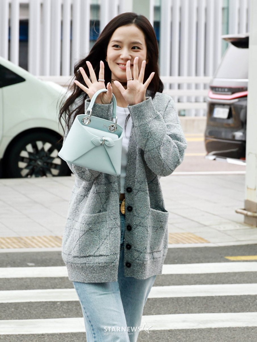 jisooschart's tweet photo. JISOO at Incheon International Airport, heading to London for an overseas schedule. https://t.co/B2paT3KSQA