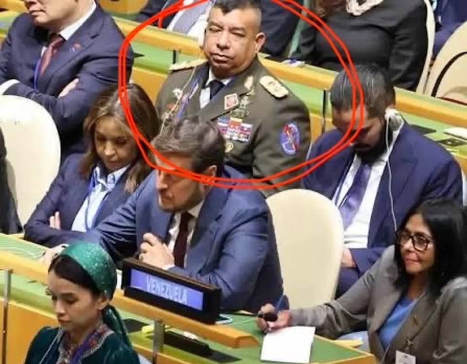 Javierito321's tweet photo. Por cierto: este militar Venezolano fue pa’ la ONU pa’ que Trump le dijera en su cara con lujo de detalles y con todos los lideres del planeta presente, que se le llevaron a su “presidente” a las 3 am y que no hicieron ni mierda porque los reventaron a bombazos. https://t.co/2kbh5pIsKb